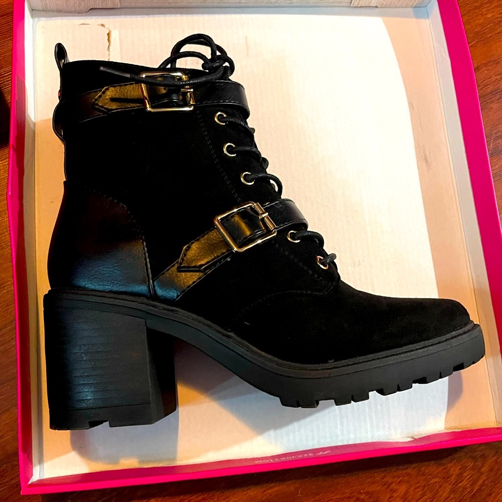 Shoedazzle black boots Abríanna
